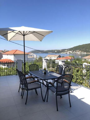Charmantes Appartement Mit Großer Terrasse